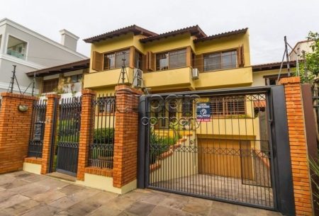 Casa com 600m², 4 quartos, 3 suítes, 3 vagas, no bairro Chácara das Pedras em Porto Alegre