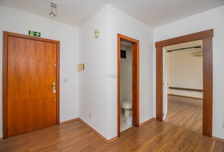 Sala com 31m², 1 vaga, no bairro Menino Deus em Porto Alegre