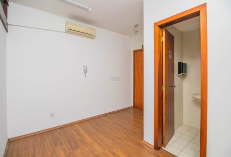 Sala com 31m², 1 vaga, no bairro Menino Deus em Porto Alegre