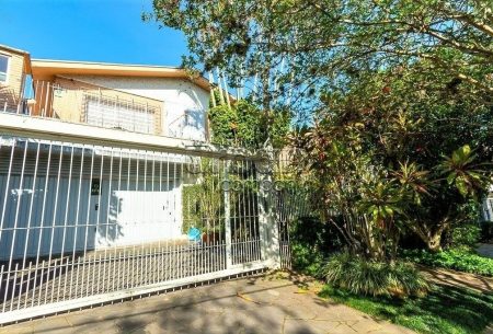 Casa com 240m², 4 quartos, 2 suítes, 2 vagas, no bairro Chácara da Pedras em Porto Alegre