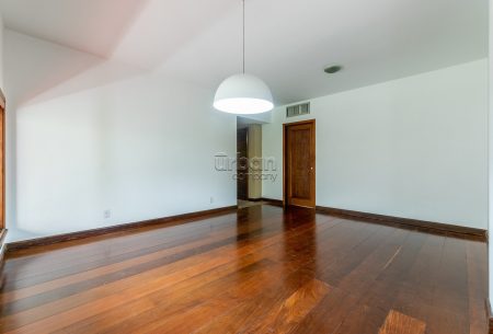 Apartamento com 189m², 3 quartos, 1 suíte, 3 vagas, no bairro Moinhos de Vento em Porto Alegre