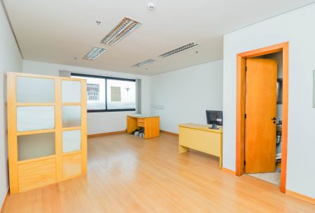 Sala com 30m², 1 vaga, no bairro Higienópolis em Porto Alegre