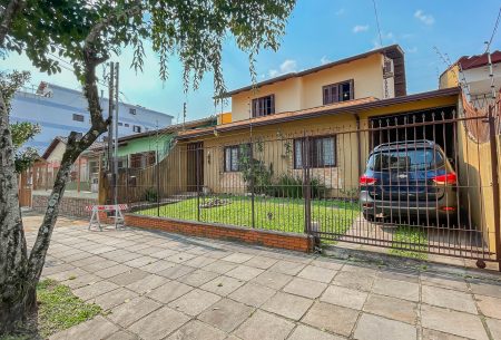 Casa com 377m², 4 quartos, 1 suíte, 2 vagas, no bairro Cristo Redentor em Porto Alegre