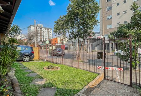 Casa com 377m², 4 quartos, 1 suíte, 2 vagas, no bairro Cristo Redentor em Porto Alegre