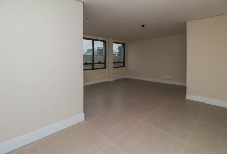 Sala com 37m², 1 vaga, no bairro Independência em Porto Alegre