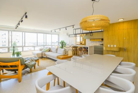 Apartamento com 133m², 3 quartos, 1 suíte, 2 vagas, no bairro Moinhos de Vento em Porto Alegre