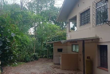 Casa com 8m², 2 quartos, 1 suíte, 5 vagas, no bairro Menino Deus em Porto Alegre