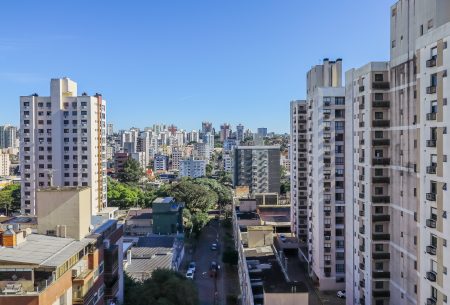 Apartamento com 74m², 3 quartos, 1 suíte, 2 vagas, no bairro Passo da Areia em Porto Alegre