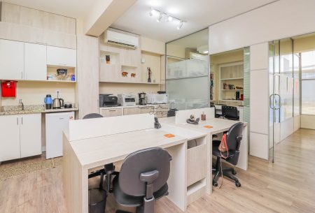 Sala com 53m², no bairro Moinhos de Vento em Porto Alegre