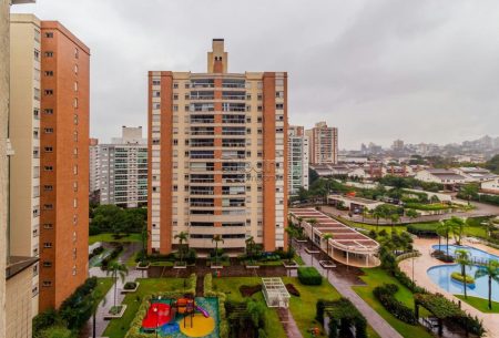 Apartamento com 128m², 3 quartos, 1 suíte, 2 vagas, no bairro Central Parque em Porto Alegre