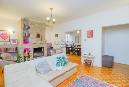 Casa com 230m², 4 quartos, 2 suítes, 2 vagas, no bairro Petrópolis em Porto Alegre