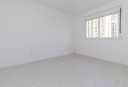 Apartamento com 53m², 1 quarto, 1 suíte, 2 vagas, no bairro Passo da Areia em Porto Alegre