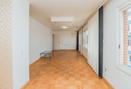 Apartamento com 120m², 3 quartos, 1 suíte, 1 vaga, no bairro Moinhos de Vento em Porto Alegre