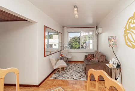 Apartamento com 77m², 3 quartos, 1 suíte, 1 vaga, no bairro Partenon em Porto Alegre