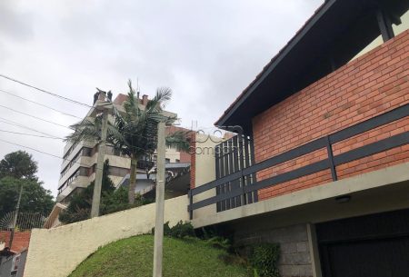 Casa com 400m², 4 quartos, 1 suíte, 4 vagas, no bairro Jardim Lindoia em Porto Alegre