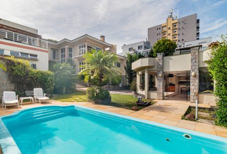 Casa com 565m², 2 quartos, 2 suítes, 10 vagas, no bairro Cristo Redentor em Porto Alegre