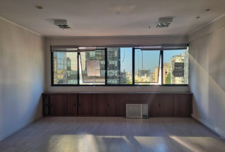 Sala com 36m², 1 vaga, no bairro Auxiliadora em Porto Alegre