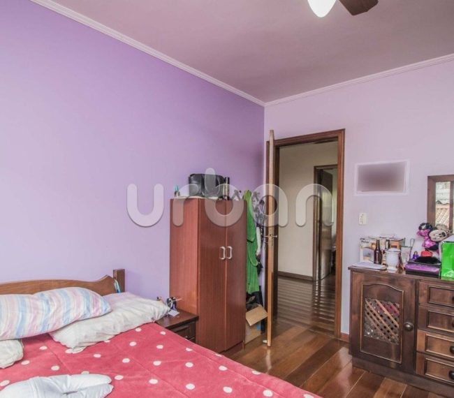 Casa com 340m², 4 quartos, 1 suíte, 7 vagas, no bairro Vila Ipiranga em Porto Alegre