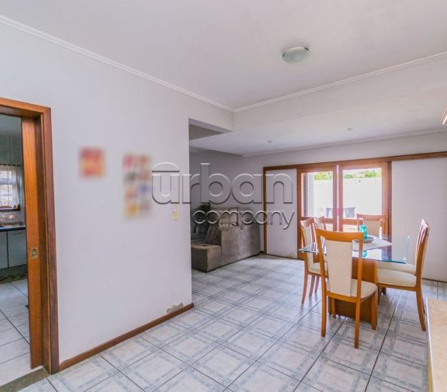 Casa com 180m², 4 quartos, 1 suíte, 2 vagas, no bairro Vila Ipiranga em Porto Alegre