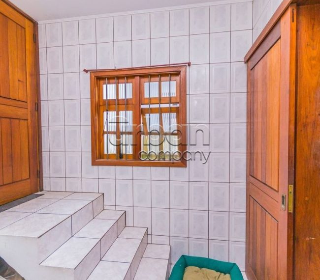 Casa com 180m², 4 quartos, 1 suíte, 2 vagas, no bairro Vila Ipiranga em Porto Alegre