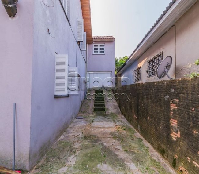 Casa com 180m², 4 quartos, 1 suíte, 2 vagas, no bairro Vila Ipiranga em Porto Alegre