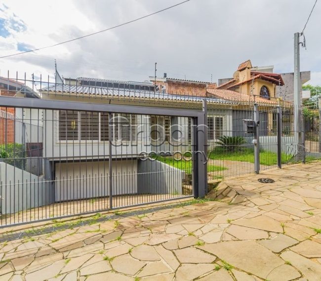 Casa com 297m², 5 quartos, 1 suíte, 3 vagas, no bairro Chácara da Pedras em Porto Alegre