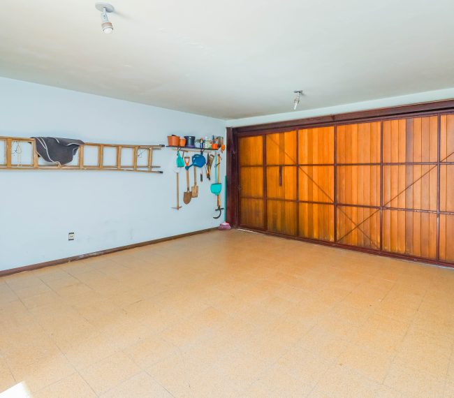 Casa com 341m², 4 quartos, 1 suíte, 3 vagas, no bairro Passo da Areia em Porto Alegre