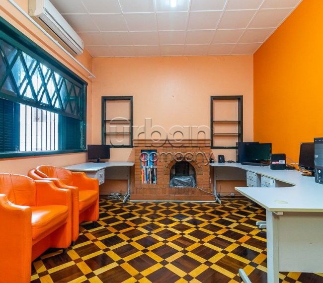 Casa com 215m², 4 quartos, 1 suíte, 2 vagas, no bairro Petrópolis em Porto Alegre