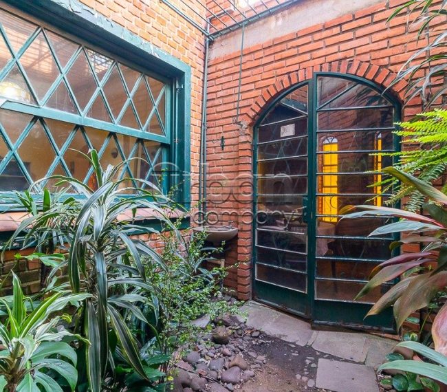 Casa com 215m², 4 quartos, 1 suíte, 2 vagas, no bairro Petrópolis em Porto Alegre