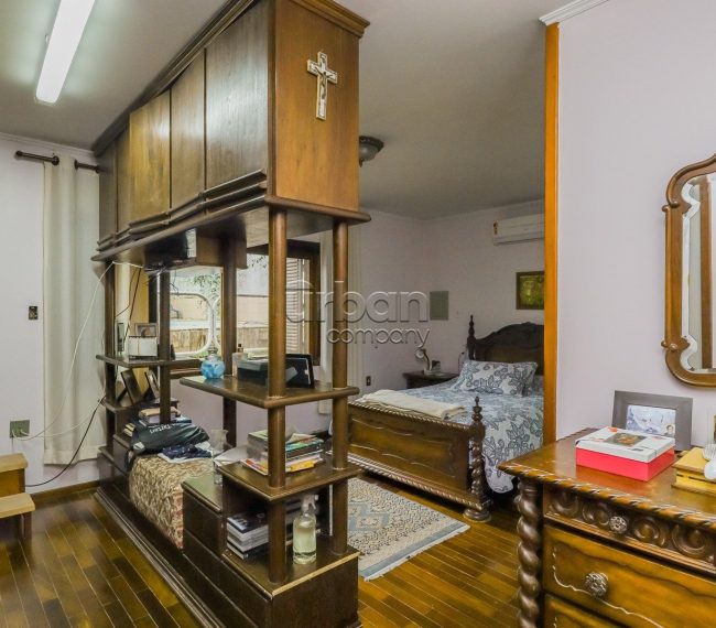 Casa com 275m², 3 quartos, 1 suíte, 4 vagas, no bairro Chácara da Pedras em Porto Alegre