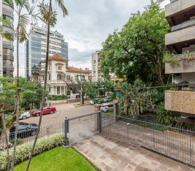 Apartamento com 189m², 3 quartos, 1 suíte, 3 vagas, no bairro Moinhos de Vento em Porto Alegre