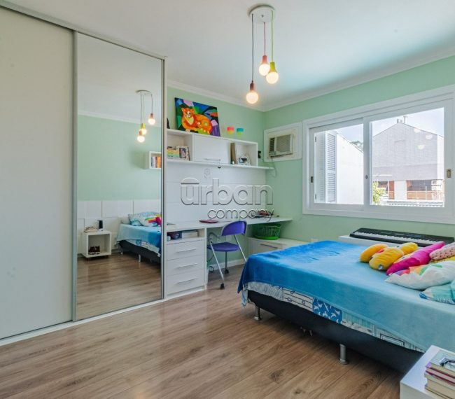 Casa com 250m², 4 quartos, 1 suíte, 2 vagas, no bairro Cristo Redentor em Porto Alegre