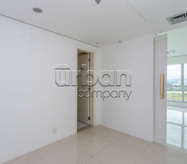 Sala com 42m², 1 vaga, no bairro Cristal em Porto Alegre