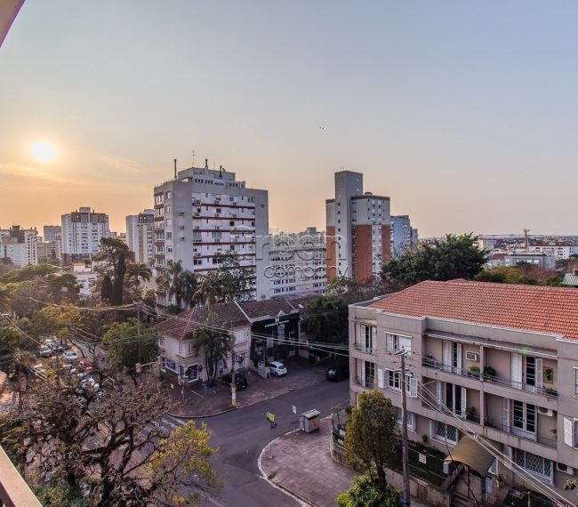 Apartamento com 96m², 3 quartos, 1 suíte, 2 vagas, no bairro Moinhos de Vento em Porto Alegre