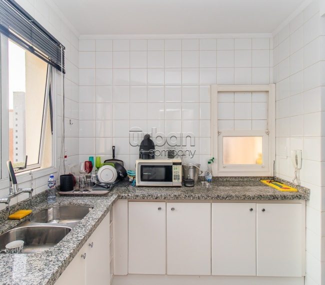 Apartamento com 96m², 3 quartos, 1 suíte, 2 vagas, no bairro Moinhos de Vento em Porto Alegre