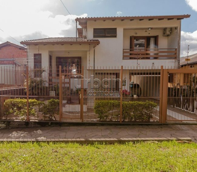 Casa com 256m², 4 quartos, 1 suíte, 3 vagas, no bairro Vila Ipiranga em Porto Alegre