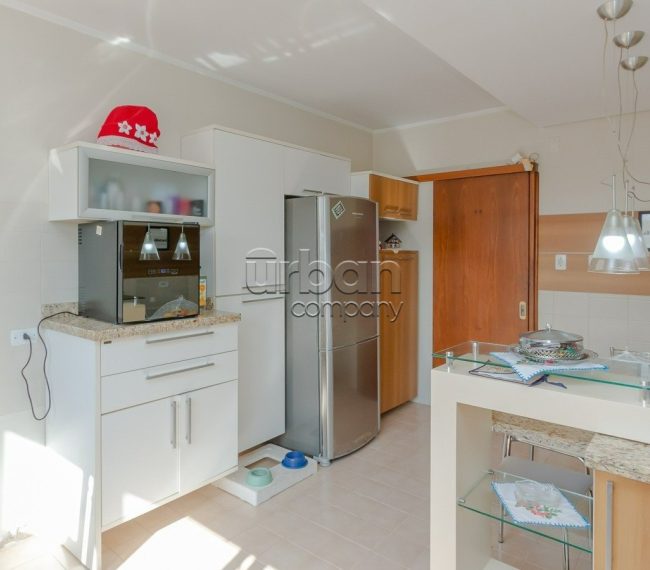 Casa com 256m², 4 quartos, 1 suíte, 3 vagas, no bairro Vila Ipiranga em Porto Alegre