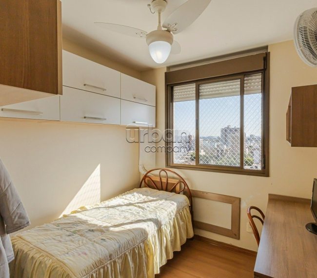 Apartamento com 82m², 3 quartos, 1 suíte, 2 vagas, no bairro Passo da Areia em Porto Alegre