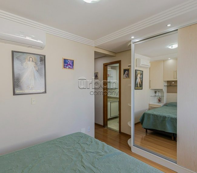 Apartamento com 82m², 3 quartos, 1 suíte, 2 vagas, no bairro Passo da Areia em Porto Alegre