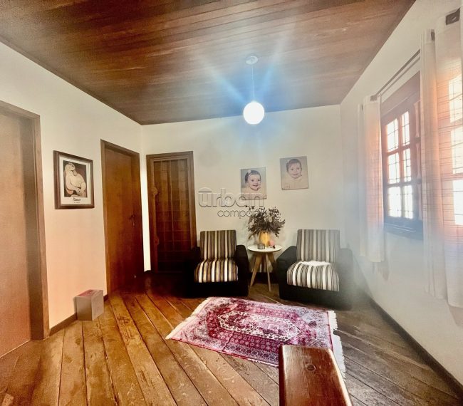 Casa com 303m², 4 quartos, 1 suíte, 3 vagas, no bairro Partenon em Porto Alegre