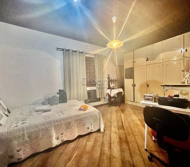 Casa com 303m², 4 quartos, 1 suíte, 3 vagas, no bairro Partenon em Porto Alegre