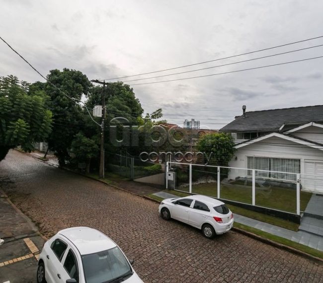 Casa com 256m², 4 quartos, 3 vagas, no bairro Três Figueiras em Porto Alegre