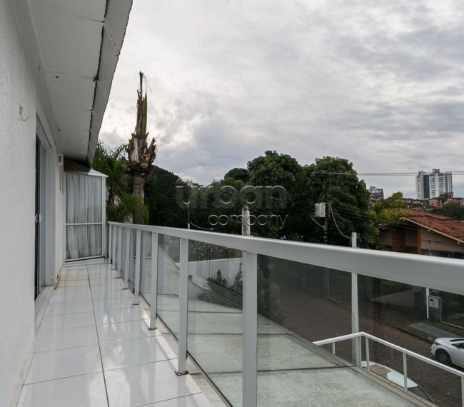 Casa com 256m², 4 quartos, 3 vagas, no bairro Três Figueiras em Porto Alegre