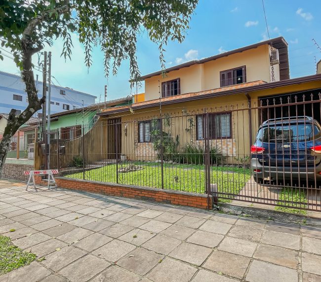 Casa com 377m², 4 quartos, 1 suíte, 2 vagas, no bairro Cristo Redentor em Porto Alegre