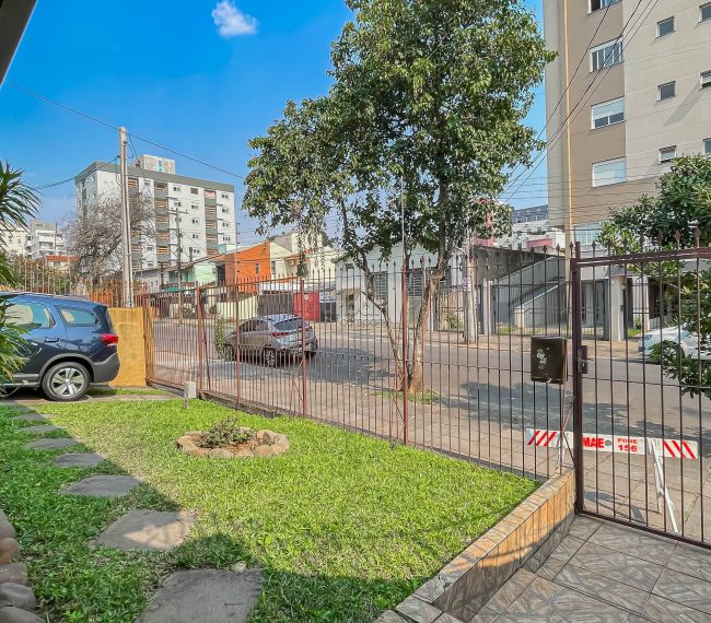 Casa com 377m², 4 quartos, 1 suíte, 2 vagas, no bairro Cristo Redentor em Porto Alegre