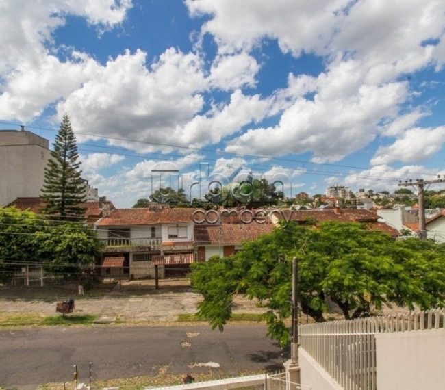 Casa com 217m², 2 quartos, 2 suítes, 4 vagas, no bairro Chácara da Pedras em Porto Alegre