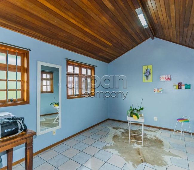 Casa com 180m², 4 quartos, 1 suíte, 2 vagas, no bairro Vila Ipiranga em Porto Alegre