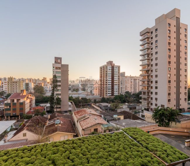 Apartamento com 65m², 2 quartos, 1 suíte, 1 vaga, no bairro Passo da Areia em Porto Alegre