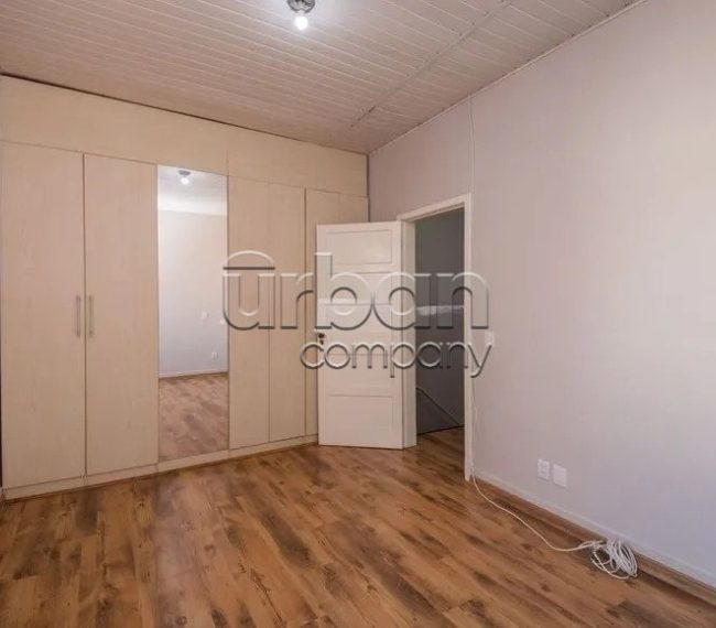 Casa com 270m², 3 quartos, 1 suíte, 2 vagas, no bairro Floresta em Porto Alegre