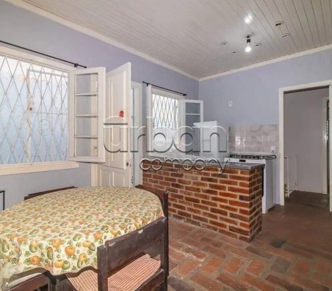 Casa com 270m², 3 quartos, 1 suíte, 2 vagas, no bairro Floresta em Porto Alegre